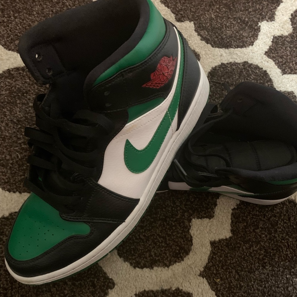 Mens Nike Air Jordan 1 Mid, Black and Pine Green, size 10.5